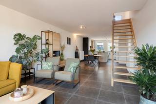 Met zijn rustige maar toch centrale ligging in Zandvliet, kunnen we de locatie als zeer gunstig omschrijven. Winkels, scholen, openbaar vervoer, autostrade, haven etc., alles in de directe omgeving van het appartement. <br /><br />Dit duplex appartement verkeert in een prima staat, is steeds goed onderhouden en heeft alles in huis om er uw nieuwe thuis van te maken! <br /><br />Het appartement beschikt over een open leefruimte met een volledig geïnstalleerde en vernieuwde keuken. Verder vinden we een praktische bergruimte met aansluiting wasmachine/droogkast en apart gastentoilet op de eerste etage. Door de riante glaspartij heeft u rechtstreeks contact met het ruime terras. <br /><br />De tweede verdieping omvat 2 slaapkamers, een nette badkamer en een apart toilet. <br /><br />Kortom een volledig instapklaar appartement met heel wat troeven. Zeker een bezoekje waard. <br /><br />Bijzonderheden: <br />- Mogelijkheid om autostaanplaats te huren<br />- recent bouwjaar <br />- gunstig EPC: kWh/m² <br />- EK conform<br />- individuele meters<br />- kelderberging <br /><br />Interesse in dit prachtige appartement te koop in Zandvliet? Contacteer ons vrijblijvend voor meer info of een afspraak op kantoor via 036666666 of per mail op kapellen@dewaele.com.<br />Dewaele Vastgoed - Hoevensebaan 25, 2950 Kapellen. <br /><br />Bestuursmaatregelen in het maatregelenregister: in aanvraag