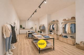 Centraal gelegen handelsruimte nabij de winkelstraat, de Mercator en het Leopoldpark. De handelszaak bestaat uit een winkelruimte, bergruimte, toilet en 2 etalages. De handelsruimte is geschikt als boetiek, kantoor, showroom, bloemenwinkel... <br /><br />Maandelijkse huurprijs €950,00 + €100,00 voorschot verbruik verwarming - Referentie KI: €204,66 voor 2025 - onmiddellijk beschikbaar - EPC C-label - Verwarming op aardgas met caloribel meters
