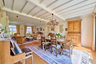 <p><strong>Exclusieve villa met bijgebouwen op 6.660m² grond in Arendonk</strong></p>
<p>Aan de rand van het gezellige dorp Arendonk, op een prachtig perceel van 6.660m², bevindt zich deze subliem afgewerkte villa met luxueuze uitstraling en twee ruime bijgebouwen. De locatie biedt een vlotte verbinding met de E34 (Antwerpen – Eindhoven), alsook tot het centrum van Arendonk.</p>
<p>Indeling & leefruimtes:</p>
<p>Via de royale inkomhal met imposante marmeren trap en vestiaire betreedt u deze stijlvolle woning. De ruime woonkamer met parketvloer en open haard ademt warmte en klasse uit, en biedt dankzij het grote raampartij een prachtig zicht op de verzorgde tuin. Aansluitend bevindt zich de gezellige tuinkamer, eveneens met tuinzicht, en een ingericht bureel – ideaal voor wie thuis werkt.</p>
<p>De volledig ingerichte leefkeuken met ontbijthoek is voorzien van alle comfort en grenst aan een afsluitbaar overdekt terras. Verder vindt u op het gelijkvloers een achterinkom met vaste kasten, ingerichte wasplaats met douche, koele berging en een inpandige dubbele garage met automatische poorten en veel opbergruimte.</p>
<p>Verdieping:</p>
<p>De verdieping biedt twee royale slaapkamers, waaronder een master bedroom met ingerichte dressing en eigen badkamer met bubbelbad, dubbele wastafel, douche en een apart toilet. Daarnaast is er een tweede badkamer met douche, wastafel en toilet. De ruime overloop geeft toegang tot twee zolderkamers die eenvoudig kunnen worden omgevormd tot extra slaapkamers of hobbyruimtes. Via een vlizotrap bereikt u nog een praktische bergzolder.</p>
<p>Bijgebouwen & buitenruimte:</p>
<p>Achter de woning bevinden zich twee kwaliteitsvolle bijgebouwen:</p>
<ul>
<li>Een eerste gebouw van ca. 75 m², opgedeeld in een garage, werkplaats/tuinberging, toilet en open zolder.</li>
<li>Een tweede gebouw van ca. 52 m² met grote automatische poort – perfect voor extra voertuigen of opslag.</li>
</ul>
<p>De fraai aangelegde en volledig omheinde tuin biedt een zee van ruimte en privacy, ideaal voor dierenliefhebbers of wie graag buiten leeft.</p>
<p></p>
<p><strong>Samenvattend</strong></p>
<p>Deze eigendom combineert <strong>ruimte, luxe en functionaliteit</strong> op een unieke locatie in Arendonk. Perfect voor wie houdt van <strong>comfortabel wonen in een groene, rustige omgeving</strong>, met alle faciliteiten binnen handbereik.</p>
<p></p>
<p>Algemeen:</p>
<ul>
<li>Bouwjaar 2001 – architect Michel Rutten;</li>
<li>Grondoppervlakte: 6.660m²; mogelijkheid tot het bijkopen van 3.667m²</li>
<li>Eigen watervoorziening;</li>
<li>Zuid gerichte tuin en terras van 50m² in arduin;</li>
<li>Automatische beregeningsinstallatie;</li>
<li>Airco op 1 slaapkamer;</li>
<li>Overal elektrisch bediende rolluiken aanwezig;</li>
<li>Elektrische vloerverwarming;</li>
<li>…</li>
</ul>