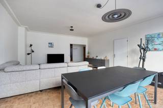 Dit ruim en verzorgd appartement van 121 m² met 2 slaapkamers bevindt zich op de derde verdieping van een appartementsgebouw, dat zeer centraal gelegen is: op wandelafstand van o.a. station Antwerpen-Centraal en de Meir!<br /><br />Je betreedt het appartement via de inkomhal op tegelvloer, die toegang biedt tot alle ruimtes. De leefruimte is uitgerust met brede raampartijen en is, net zoals de slaapkamers, afgewerkt met een mooie parketvloer. Aansluitend bevindt zich de praktisch ingedeelde keuken, uitgerust met een gasfornuis, dampkap, oven, spoelbak en heel wat ingemaakte kasten. Via de hal bereik je de twee ruime slaapkamers, waarvan één directe toegang geeft tot het achterliggende balkon. De gerenoveerde badkamer is smaakvol afgewerkt en voorzien van een grote lavabo en een ruime inloopdouche. Verder is er nog een apart toilet aanwezig.<br /><br />Extra:<br />- EPC-klasse B (GEEN renovatieverplichting!)<br />- Watertoets: P-score C, G-score C. Niet gelegen in mogelijks of overstromingsgevoelig gebied, niet gelegen in afgebakend overstromingsgebied of afgebakende oeverzone, niet gelegen in risicozone overstromingen <br />- Woongebied, verdere informatieplicht in aanvraag<br /><br />Nabij school, winkels, autosnelweg, openbaar vervoer, etc. Voor meer info ga naar www.coenenvastgoed.be of bel 03/375.82.92