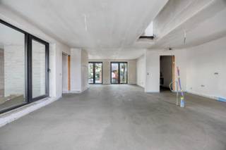 Nieuwbouw duplex-appartement met 3 slaapkamers gelegen op een gunstige locatie, met recreatievoorzieningen binnen handbereik, geniet u van maximaal wooncomfort. De nabijheid van de N103, N18 en de Zuiderring zorgt ervoor dat niet alleen het appartement, maar ook de omliggende gemeenten gemakkelijk bereikbaar zijn.<br /><br />Omschrijving:<br />Comfort en kwaliteit staan centraal in dit project. Elk appartement wordt afgewerkt met hoogwaardige materialen, waarbij u de mogelijkheid heeft om afwerkingen naar eigen smaak te kiezen, conform het lastenboek. Dankzij de toepassing van de nieuwste technieken voldoet elke wooneenheid aan de hedendaagse en toekomstige normen. Bovendien worden alle appartementen uitgerust met zonnepanelen, wat bijdraagt aan een duurzame en energiezuinige woonomgeving.<br /><br />Het appartement heeft een bewoonbare oppervlakte van 133 m² en bestaat uit:<br />- Inkomhal<br />- Gastentoilet<br />- 3 ruime slaapkamers waarvan 2 met ruimte voor een dressing<br />- Badkamer<br />- Berging/wasplaats<br />- Leefruimte met eet- en zitgedeelte én bureauruimte<br />- Volledig uitgeruste open keuken<br />- Terras van 26m², deels overdekt<br />- Daktuin van 37m² <br /><br />Daarnaast wordt er bij het appartement 2 autostaanplaatsen en een tuinberging voorzien, die verplicht bij aan te kopen zijn. Deze prijzen zijn exclusief btw en registratierechten.<br /><br />Voor meer informatie of om een bezoek aan dit project te plannen, staan wij graag voor u klaar. Neem gerust contact met ons op via info@vastengoed.be of telefonisch via 014/72.73.74.<br /><br />Wenst u een gratis schatting van uw eigendom? Contacteer ons vrijblijvend voor een afspraak.