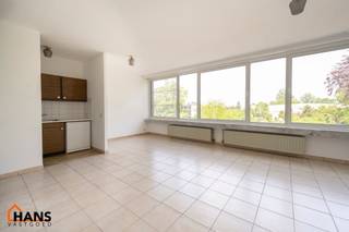 Deze opgefriste studio op de tweede verdieping (met lift) omvat een ruime leefruimte waar men een slaaphoek kan creëren; ingerichte badkamer;...