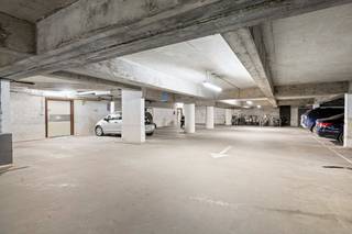 Upon entering the entrance hall, you immediately notice the practical layout: entrance hall with built-in wardrobes, 2 bedrooms, an extra spacious...