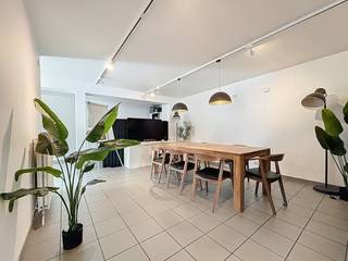 Bent u op zoek naar de ideale uitvalsbasis voor uw onderneming? Dit instapklare kantoor te huur in Deurne biedt een perfecte combinatie van visibiliteit en bereikbaarheid. Gelegen aan de Bisschoppenhoflaan geniet uw bedrijf hier van een enorme passage en een vlotte verbinding naar zowel het centrum van Antwerpen als de belangrijkste invalswegen.Dit commercieel vastgoed onderscheidt zich door de praktische indeling en de aanwezigheid van private parkeermogelijkheden, wat een enorme troef is in deze regio. De indeling van dit kantoor aan is als volgt:- Ruime en lichtrijke bureauruimte met grote raampartijen.- Vergaderzaal voor interne meetings of klantenontvangst.- Geïnstalleerde keuken.- Twee toiletten. - Inpandige garage die dienst kan doen als extra opslag of veilige parkeerplaats.Naast de functionele binnenruimte is de ligging in Deurne een absolute meerwaarde. Door de centrale positie aan de Bisschoppenhoflaan is het pand uitstekend bereikbaar met de wagen, de fiets en het openbaar vervoer. Wie een kantoor wenst te huren in de regio Antwerpen, vindt hier de perfecte match tussen visibiliteit en toegankelijkheid.Ben jij geïnteresseerd in dit vastgoed te huur in Deurne? Aarzel dan niet om ons te contacteren. Het Dewaele vastgoedkantoor van Deurne aan de Turnhoutsebaan staat graag tot uw dienst. Had u graag een gratis schatting van uw eigendom? contacteer ons via 03/666.66.66 of deurne@dewaele.comMaandelijkse kosten: €180 incl. onroerende voorheffing