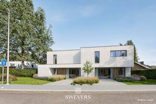 Ruime bouwgrond van 32a 17ca met potentieel voor twee halfopen bebouwingen in Houthalen-Helchteren! Op zoek naar een interessante investering of een ruim perceel om twee woningen te realiseren? Aan de Bronweg 59 in Houthalen-Helchteren ligt deze uitzonderlijke bouwgrond van maar liefst 3.217 m², met tal van ontwikkelingsmogelijkheden. Met een breedte van circa 29,7 meter en een diepte van ongeveer 107 meter biedt dit perceel de mogelijkheid tot verkaveling voor twee halfopen bebouwingen, onder voorbehoud van de nodige vergunningen. Ideaal voor de realisatie van twee moderne woningen met elk een ruime tuin, terras en volop privacy. Ook de ligging is een grote troef. Natuurliefhebbers genieten van de nabijgelegen natuurgebieden Kelchterhoef en De Teut. Daarnaast zorgen Royal Limburg Golf en Tarzan & Jane voor ontspanning en recreatie in de buurt. De bereikbaarheid is uitstekend: winkels liggen op circa 1 km, restaurants en openbaar vervoer op slechts 600 meter en scholen op ongeveer 1,8 km. De snelweg bevindt zich op amper 2,3 km. Een buitenkans voor investeerders, projectontwikkelaars of wie twee woningen op een toplocatie wil realiseren! Laat dit veelzijdige perceel niet aan u voorbijgaan en ontdek zelf het potentieel. Neem vandaag nog contact op en bespreek uw bouwplannen met ons! Voor meer informatie, bel 011 255 155. Bron bewoonbare oppervlakte: EPC – verslag.
