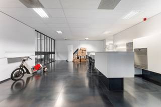 Op zoek naar een instapklare kantoorruimte op een toplocatie? Deze recent ingerichte kantoorruimte van 319 m² biedt alles wat je nodig hebt voor een productieve werkdag, én meer!<br />Gelegen langs de E403, geniet je van een vlotte bereikbaarheid en verbinding voor zowel medewerkers als klanten.<br />Het Westwing Park, gelegen aan afrit Roeselare-Rumbeke, is één van de beste locaties in Roeselare met verschillende voorzieningen zoals hotel, eetgelegenheden en oplaadpunten.<br /><br />Het kantoor is klaar voor gebruik en uitgerust met moderne faciliteiten. Geen nood aan extra investeringen! Dankzij de nieuwste technieken geniet je van een laag energieverbruik en een duurzame werkplek.
<ul>
	<li>Lichtrijk</li>
	<li>Vergaderruimtes en landschapskantoor</li>
	<li>Sanitair en keuken</li>
	<li>Energiezuinige technieken (airco, ventilatie, zonnewering)</li>
	<li>3 parkeerplaatsen inbegrepen, meer te huur</li>
	<li>Systeemvloer</li>
</ul>
<br />Zet je bedrijf op de kaart met een kantoorruimte die zowel functioneel als stijlvol is, en laat je inspireren door de perfecte mix van modern comfort en praktische toegankelijkheid.<br /><br />Interesse? Neem vandaag nog contact op voor een bezoek!<br /><br /> 