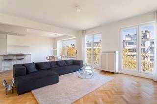 <p>Dit unieke appartement bevindt zich aan de iconische Mechelsesteenweg, hartje Antwerpen. De buurt staat bekend om haar levendige karakter, met een uitgebreide mix van winkels, gezellige cafés en restaurants op wandelafstand. Bovendien geniet je hier van een uitstekende bereikbaarheid dankzij nabijgelegen openbaar vervoer en vlotte verbindingen naar de invalswegen. Ook groene ontspanning is nooit ver weg, met onder meer het Harmoniepark, Koning Albertpark en Stadspark in de directe omgeving.</p>
<p>Bij het binnenkomen van het appartement betreedt u de inkomhal met vestiaire, ingemaakte kasten en een gastentoilet. Via de elegante smeedijzeren deur komt u in de ruime leefruimte, waar het overvloedige natuurlijke licht en het open gevoel meteen opvallen dankzij de grote raampartijen. De authentieke parketvloer draagt bij aan de warme en karaktervolle uitstraling van de ruimte. De open keuken met kookeiland sluit hier naadloos op aan, is uitgerust met kwalitatieve inbouwtoestellen en vormt een uitnodigende plek om te koken en te genieten.</p>
<p>Achteraan het appartement bevindt zich de masterbedroom, uitgerust met een volledige wand aan ingemaakte kasten en met rechtstreekse toegang tot het zonnige terras, waar u in alle rust kan genieten. Daarnaast is er nog een tweede volwaardige slaapkamer aanwezig. De badkamer is stijlvol ingericht en voorzien van een dubbele lavabo, een inloopdouche en een toilet.</p>
<p>Tot slot beschikt het appartement over een bijzonder praktische bijkeuken, voorzien van aansluitingen voor een wasmachine en droogkast. Dankzij de veelzijdige indeling kan deze ruimte bovendien eenvoudig worden ingericht als bureauruimte of kinderkamer, afhankelijk van uw noden.</p>
<p>Kelderberging inbegrepen.</p>
<p>Er kan een staanplaats worden gehuurd in het gebouw aan 140 EUR/maand.</p>
<p>Interesse? Contacteer LISTED voor een bezoek: +32 3 283 51 51.</p>