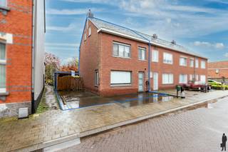 <strong>Charmante gerenoveerde gezinswoning</strong> te huur in het centrum van <strong>Hoogstraten.</strong><br /><br />Op een uitstekende locatie in Hoogstraten bevindt zich deze gerenoveerde en instapklare gezinswoning.<br /><br /><strong>De woning is als volgt ingedeeld:</strong><br />-inkom<br />-leefruimte met open keuken<br />-wasplaats<br />-toilet<br />-kelder<br /><br /><strong>1e verdieping:</strong><br />-2 ruime slaapkamers<br />--badkamer<br />-dressing<br />-bergzolder<br /><br />Laadpunt voor elektrische wagen aanwezig.<br />Buiten kan u genieten van een gezellige buitenruimte met tuinberging.<br /><br />De ligging is een absolute troef: winkels, horeca, scholen en openbaar vervoer bevinden zich op wandelafstand.