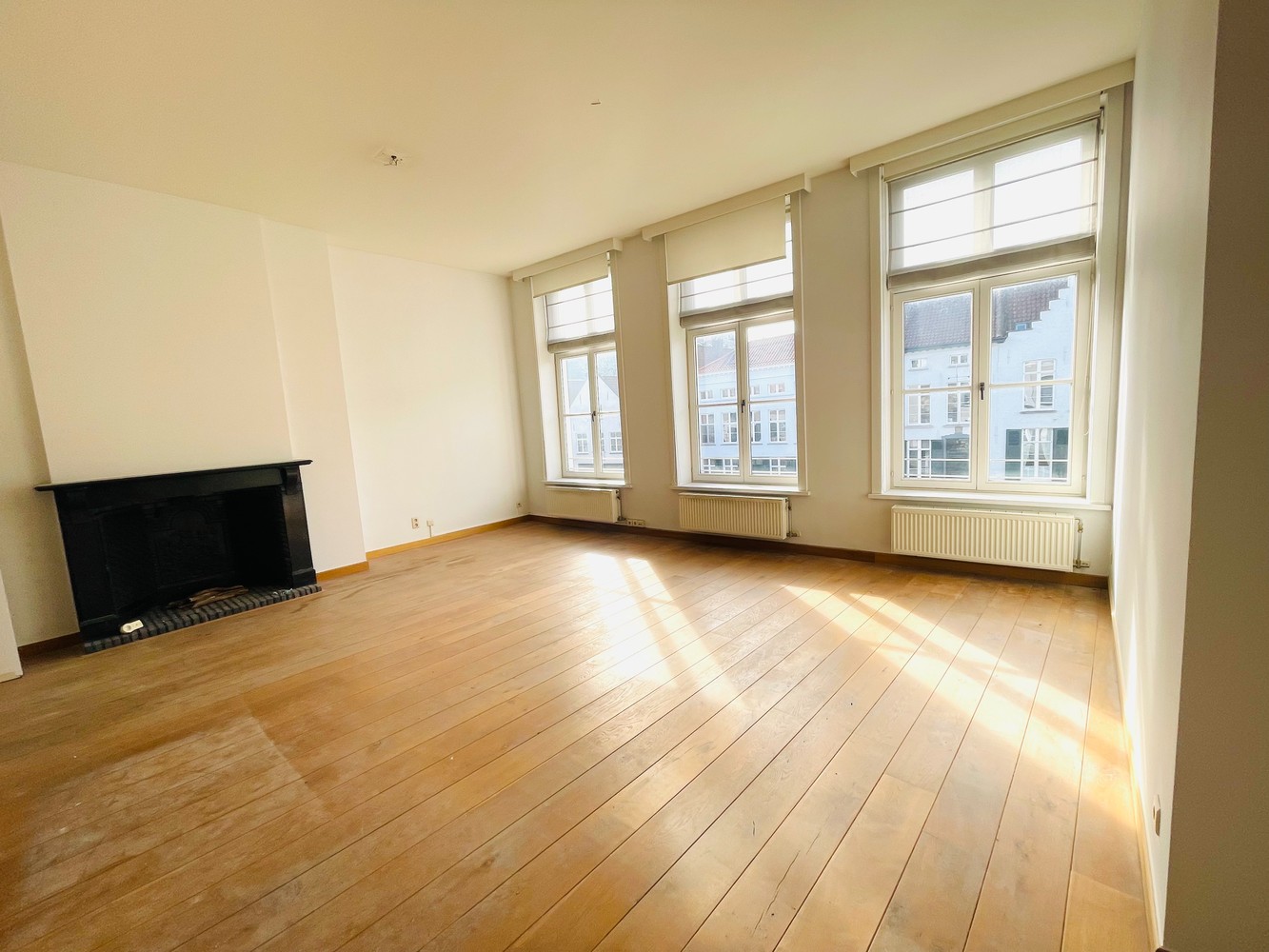 Brugge,aan de SINT-ANNAREI , DUBBEL APPARTEMENT( 250m²)  in een herenhuis  vooraan zicht op de Sint-Annarei, achteraan zicht op een grote gemeenschappelijke tuin,2  livings, 2 keukens, 4 slaapkamers, 2 badkamers. - photo 4