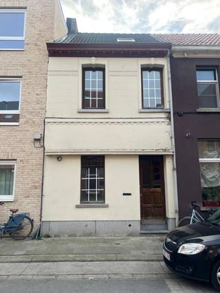 Ruime, op te frissen eigendom hal met marmeren . Aan de voorzijde bevindt zich een veelzijdige kamer die kan dienen als bureauruimte of praktische...