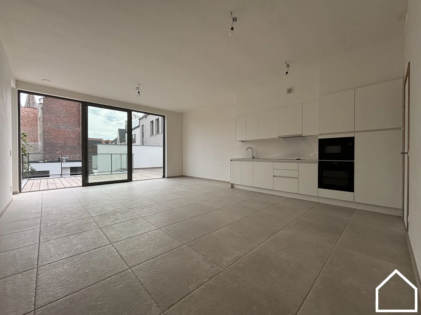 APPARTEMENT MET 1 SLPK EN RUIM TERRAS IN HARTJE IEPER - foto 4