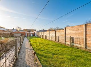 KNUSSE STARTERSWONING met POTENTIEEL, gelegen in Moen, op een RUSTIGE GROENE LIGGING aan het Milleniumpark en het kanaal Bossuit–Kortrijk. Deze woning kan, mits RENOVATIE, uitgroeien tot een GEZELLIGE en BETAALBARE STARTERSWONING. De aanwezigheid van een zonnige DIEPE TUIN én een GARAGE bereikbaar via de ACHTERLIGGENDE STRAAT vormen hierbij duidelijke TROEVEN.<br />Op het gelijkvloers betreedt u de woning via de inkom-/bureauruimte, die via een hall toegang biedt tot de woonkamer. Aansluitend bevindt zich de te renoveren keuken, gevolgd door een modern ingerichte badkamer, wasplaats en bergruimte. Op het tussenverdiep vinden we een 1ste slaapkamer met extra opbergruimte onder de trap. De 1ste verdieping biedt nog 2 volwaardige slaapkamers.<br />Buitenshuis beschikt deze eigendom over een diepe tuin en een garage, ideaal voor extra opslag, een hobbyruimte of wagenstalling.<br /><br />Beschikbaar bij akte<br /><br />Adres: Vaartstraat 16, 8552 Moen<br /><br />EPC: 469 kWh/m², G-score en P-score D, Renovatieverplichting van toepassing