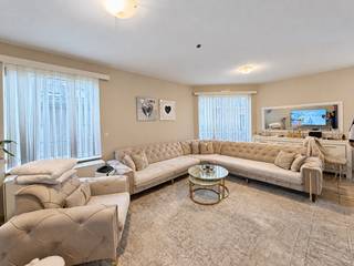 <strong>Wonen of investeren in het hart van Lier</strong><br /><br />In het centrum van Lier vindt U dit appartement met een oppervlakte van 86 m², gelegen in een gebouw met lift. De centrale ligging maakt het een aantrekkelijke uitvalsbasis voor wie graag in de stad woont.<br /><br />Het appartement beschikt over een leefruimte met open keuken en een praktische berging, die extra opbergruimte biedt. De aanwezigheid van een lift draagt bij aan het dagelijkse comfort.<br /><br />Het appartement is momenteel verhuurd voor € 795 per maand, waardoor het ook interessant kan zijn voor wie op zoek is naar een vastgoedinvestering met bestaande huurinkomsten.<br /><br />Daarnaast heeft U de mogelijkheid om een staanplaats in de ondergrondse garage aan te kopen, een waardevolle aanvulling op deze centrumlocatie.<br /><br />Wenst U meer informatie of een bezoek? Neem gerust contact met ons op.