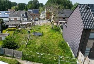 Bouwgrond te Koop – Glazentorenweg, Erpe-Mere<br /><br />Ontdek jouw ideale bouwgrond in de sfeervolle Glazentorenweg, Erpe-Mere. Met een oppervlakte van 258,01 m² biedt deze locatie de perfecte setting voor jouw droomwoning. De levendige buurt maakt het ideaal voor gezinsleven. Creëer jouw eigen thuis in deze charmante omgeving.<br /><br />Neem vandaag nog contact op voor deze unieke kans!<br /><br />Bouwvergunning is aanwezig.