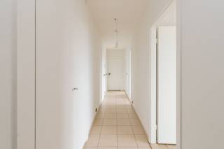 <p>Op de zevende verdieping van een verzorgde residentie ontdek je dit instapklare appartement. Het pand is centraal gelegen, met alle voorzieningen in de nabije omgeving.</p><p><strong>Het appartement bestaat uit</strong> een lichtrijke leefruimte – een praktisch ingerichte keuken voorzien van alle hedendaagse comfort – een badkamer met douchecabine, dubbele wastafel en aansluitingen voor wasmachine en droogkast - twee volwaardige slaapkamers en tot slot een ruime berging.</p><ul><li>Terras met prachtig uitzicht over Merksem</li><li>Autostaanplaats optioneel aan te kopen mits meerprijs</li><li>Conforme elektriciteit</li><li>Gunstige EPC (Label B)</li></ul>