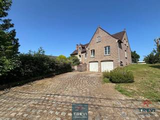 Sur la belle commune de Silly, à Hoves, une impressionnante maison d'habitation partiellement de plain-pied. L'ensemble est très harmonieux et...