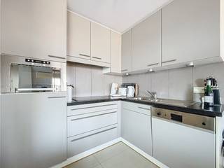 Mooi gemeubeld appartement gelege vlak bij zee en in het centrum van Sint-Idesbald. Indeling: inkomhal met toilet, eetkamer, ingerichte keuken, living, TV-kamer of bureau, badkamer, slaaphoek, slaapkamer en tweede badkamer. Terras met zijdelings zeezicht. Mogelijkheid tot aankoop van een garage in nabijgelegen residentie. Ref. Plaza 0501