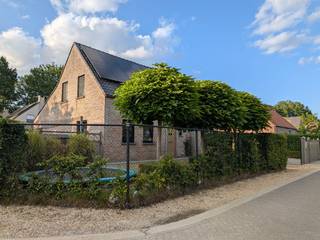🏡 Ruime open bebouwing, gebouwd in 2007 met zwembad in rustige, doodlopende straat nabij gegeerde wijk Lakvenheide.
Op zoek naar een ruime instapklare gezinswoning met 5 slaapkamers, een mooie tuin en een zwembad? Dan is deze open bebouwing op een perceel van 649 m² zeker het ontdekken waard.
De woning is gelegen in een rustige, doodlopende straat, ideaal voor wie houdt van rust, privacy en een aangename woonomgeving. Directe toegang tot autostrade E19 en dorp van Sint-job of Maria-ter Heide.
De woning beschikt over:
- Gloednieuwe keuken 2022
- Nieuwe ramen 2022
- 4 slaapkamers
- 1 badkamer (vernieuwd in 2020)
- Een ruime living
- Ruimte voor 2 auto's op de oprit te parkeren en 1 extra parkeerplek buiten de omheining
- Bureau (of 5e slaapkamer)
- Berging
- Garage
- Zonnepanelen
- Batterij 10kW
- Verwarming op aardgas
- Zwembad
Buiten geniet je van een aangelegd terras en volledig omheinde tuin, ideaal om te ontspannen en gezellig samen te zijn. Ligging tuin noordoost.
Het zwembad (4mx6mx120cm diep) met zoutelektrolyse en warmtepomp vormt een extra troef en zorgt voor heerlijk genieten tijdens warme dagen.
Belangrijke informatie: een gedeelte van de keuken bevindt zich in een constructie waarvoor geen stedenbouwkundige vergunning werd afgeleverd.
Deze toestand wordt volledig en transparant meegedeeld aan kandidaat-kopers. Verdere informatie hierover is beschikbaar bij interesse of bezoek.
Een ruime gezinswoning met veel troeven, gelegen op een rustige locatie en met alle ruimte om volop van wonen en buitenleven te genieten.
EPC attest: B label
Keuring elektriciteit: niet conform (kleine aanpassingen nodig)
IMMO'S, gelieve u te weerhouden, woning wordt particulier te koop aangeboden.
Koop rechtstreeks van de eigenaar.
Interesse in een bezoek? Graag telefonisch bellen naar 0473808208