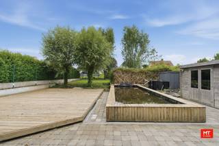 In een <strong>rustige én kindvriendelijke wijk</strong> nabij het centrum van Zonnebeke vindt u deze halfopen woning. Het pand werd gebouwd in <strong>2001</strong> en vraagt opfrissingswerken. De eigendom beschikt over een EPC B ofwel 177 kWh/(m² jaar). In onderstaande wordt de indeling toegelicht alsook enkele kenmerken.<br /><br /><strong>Indeling van het pand </strong>
<ul>
	<li>Gelijkvloerse verdieping: inkomhal met gastentoilet (8 m²), woon- en eetkamer met open keuken (44 m²). Aansluitend hebben we de garage (32 m²) met rechtstreekse toegang tot de tuin. </li>
	<li>Eerste verdieping: nachthal (10 m²), apart toilet (2 m²), badkamer (9 m²) en 3 slaapkamers (13 - 12 - 9,5 m²). </li>
	<li>Tweede verdieping: zolder (bereikbaar via een zolderluik met uitschuifbare trap).</li>
</ul>
<br /><strong>Extra kenmerken </strong>

<ul>
	<li>Zuidgerichte tuin met vijver en buitenberging</li>
	<li>Regenwaterput van 10.000L </li>
	<li>18 zonnepanelen </li>
	<li>...</li>
</ul>
<br />Benieuwd naar meer? <br />Link: https://youtube.com/shorts/lBcc3nPYfV8?feature=share<br /><br /><strong>Meer informatie of een vrijblijvend bezoek? </strong><br />Contacteer Minthus op 057 468 333 of mail info@minthus.be