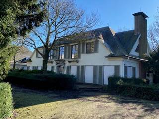 <strong>TE HUUR – Centrum Berlaar | Ruime villa met tal van mogelijkheden.</strong><br />Gelegen in het hart van Berlaar, op de Dorpsstraat 45, bevindt zich deze uitzonderlijk ruime villa met tuin.<br />Dankzij haar centrale ligging en royale indeling biedt deze eigendom een waaier aan mogelijkheden.<br /><br />De woning beschikt onder meer over <strong>9 volwaardige slaapkamers</strong>, waardoor ze uitermate geschikt is voor diverse invullingen, zoals co-housing, combinatie wonen/werken of andere beroepsdoeleinden.<br />Deze villa wordt aangeboden via het systeem van <strong>"bezetting ter bede"</strong>, wat neerkomt op een tijdelijke gebruiksovereenkomst met een flexibele en korte opzegtermijn.<br /><br /><strong>Troeven</strong>:<br />*Centrale ligging in Berlaar<br />*Zeer ruime bewoonbare oppervlakte<br />*9 slaapkamers<br />*Geschikt voor co-housing of professionele activiteiten<br />*Tuin aanwezig<br /><br /><strong>Onmiddellijk beschikbaar.</strong><br /><br />Bent u op zoek naar een ruime en flexibel inzetbare eigendom? Dan is dit pand zeker een bezoek waard.<br /><br />📞 <strong>Voor meer informatie of een bezichtiging: 0473/33 33 33<br />📧 philip@wijns.be</strong>