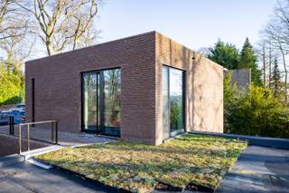 Vlak bij het dorpscentrum van Linden, in een rustige en bosrijke omgeving, bevindt zich deze compacte kantoor- of bureauruimte.De ruimte is praktisch...