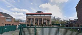 Fantastisch gelegen instapklaar kantoor met een oppervlakte van 1.862 m² te koop (oppervlaktes mogelijk tussen 343 m² tot 1.862 m²). Dit betreft een recent gerenoveerd gebouw met drie verdiepingen met een uitstekende zichtbaarheid. Opsplitsbare ruimtes. Het kantoor is voorzien van airco, vasttapijt, kabelgoten, verlaagde plafonds en een garagepoort.<br /><br />Op de site is er een ruime parking aanwezig. Het gebouw is gelegen nabij de afrit 18 van de R0. Tevens vlot bereikbaar met het openbaar vervoer: het station van Ruisbroek situeert zich op wandelafstand. In de omgeving zijn er tal van bushaltes. <br /><br />Contacteer <strong>PANORAMA B2B</strong> voor meer informatie of een bezoek ter plaatse via <strong>0477 09 00 09</strong>