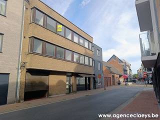 <p><span>Te renoveren appartement op topligging in het centrum van Bredene, op wandelafstand van winkel, tram en het strand. </span></p><p><span> </span></p><p><span>Het appartement bevindt zich op de tweede verdieping en beschikt over een inkomhal, ruime woonkamer, aparte keuken, twee slaapkamer, badkamer met ligbad en een klein terras aan de slaapkamers. Er is een kleine berging inbegrepen in de prijs.</span></p><p><span> </span></p><p><span>Appartement in kleinschalig gebouw zonder lift. </span></p>