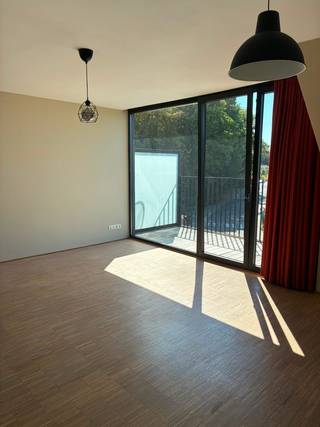 Dit ruime en energiezuinige appartement op de derde verdieping combineert een centrale ligging met veel licht en maar liefst twee ruime terrassen.<br /><br />Bij het binnenkomen kom je terecht in een grote, open leefruimte met open keuken en directe toegang tot het west gerichte terras, waar je heerlijk van de namiddag- en avondzon kunt genieten. Naast de keuken bevindt zich een praktische aparte berging.<br /><br />Daarnaast is er een extra kamer die perfect kan dienen als bureau of tweede slaapkamer. Vanuit deze ruimte heb je toegang tot het tweede, oost gerichte terras, ideaal om te genieten van de ochtend- en voormiddagzon. Hier bevindt zich bovendien nog een handig extra berging. <br /><br />De badkamer beschikt over een inloopdouche, lavabo en aansluitingen voor een wasmachine. Er is ook een apart toilet.<br /><br />Via de trap bereik je de ruime slaapkamer, die dankzij de aparte berging extra praktische opbergruimte biedt.<br /><br />Huurprijs: €925 + €50 kosten<br /><br />Interesse? Stuur gerust een berichtje voor meer informatie of om een bezoek in te plannen.