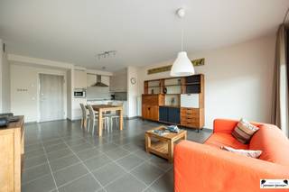 <p><span>Turnkey 1-bedroom apartment with large terrace in the heart of Brasschaat</span></p><p><span>In the center of Brasschaat you will find this well cared for and fully move-in ready apartment, located on the second floor of a recent building (2014). Thanks to the neutral and timeless finish, this apartment immediately feels like home.</span></p><p><span>The layout includes a bright living space followed by an open kitchen, fully equipped and practical. From the living space you have access to the very spacious terrace an absolute asset where you can enjoy outdoor space in peace in the middle of the center. The bathroom has a sink, toilet and shower. The bedroom has an area of about 12</span><span><sup>m2</sup></span><span> and access to the terrace. In the storage room there is room for a washing machine and central heating boiler.</span></p><p><span>Additional pluses:</span></p><ul><li><span>Underground car parking space included</span></li><li><span>Favourable EPC and compliant electricity certificate</span></li><li><span>Central location within walking distance of stores, restaurants and public transport</span></li></ul><p><span>This apartment combines the comfort of move-in ready living with an exceptional terrace and a prime location in Brasschaat.</span></p>