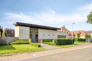 Deze villa, gebouwd in 1992, bevindt zich in een bijzonder rustige en residentiële woonwijk binnen de kleine ring van Roeselare. Dankzij de ligging in een doodlopende straat die uitmondt op een pleintje geniet u hier van maximale rust en privacy, terwijl alle voorzieningen zich op korte afstand bevinden.Met een bewoonbare oppervlakte van maar liefst 241 m² en een perceel van 988 m² biedt deze woning alle ruimte voor comfortabel wonen. De Grote Markt van Roeselare bevindt zich op slechts 10 minuten wandelafstand en ook scholen, supermarkten, winkels en openbaar vervoer zijn vlot bereikbaar.Buiten geniet u van een volledig omheinde tuin met toegangspoortjes langs beide zijden van de woning. Het ruime terras werd in 2014 voorzien van een stijlvolle pergola die zorgt voor aangename schaduw tijdens warme zomerdagen en beschutting biedt bij minder goed weer.Ook op vlak van comfort werd de woning doorheen de jaren verder geoptimaliseerd. In 2021 werd een energiezuinige Daikin warmtepomp geïnstalleerd die zowel de benedenverdieping als de slaapkamers voorziet van verwarming en airconditioning.De tuin vormt een echte meerwaarde dankzij het ruime tuinhuis met geïntegreerde sauna. Daarnaast werd in 2018 een authentieke Finse grill-Kota geplaatst, vervaardigd uit traditionele Finse materialen. De ideale plek om het hele jaar door te genieten met familie en vrienden.Bestuursmaatregelen in het maatregelenregister: nee