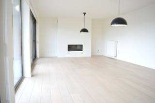 Ontdek dit uitzonderlijk ruim en stijlvol afgewerkt appartement van maar liefst 143 m², ideaal gelegen op een toplocatie vlak bij het centrum van Harelbeke. Hier geniet u van een perfecte combinatie van ruimte, comfort, hoogwaardige afwerking en een uitstekende energieprestatie.<br /><br />Indeling als volgt:<br />Bij het betreden van het appartement komt u terecht in een lichtrijke leefruimte met sfeervolle gaskachel. De moderne open keuken, eetplaats en woonkamer vormen één harmonieus geheel en strekken zich uit over de volledige lengte van het appartement. De kwaliteitsvolle keuken beschikt over tal van praktische opbergkasten, hoogwaardige toestellen en een aansluitende praktische berging.<br /><br />De grote raampartijen zorgen voor een overvloed aan natuurlijk licht en creëren een aangename, rustige leefomgeving. Via de schuiframen bereikt u het zuidoostgerichte terras van 17 m², waar u volop kunt genieten van de zon.<br /><br />Verder beschikt het appartement over 3 volwaardige slaapkamers.<br />De badkamer is voorzien van inloopdouche, ligbad en een dubbele wastafel.<br />Apart toilet.<br /><br />Als surplus zijn een ruime bovengrondse autostaanplaats én een private berging inbegrepen in de vraagprijs.<br /><br />Bent u op zoek naar comfortabel wonen op wandelafstand van bakkers, slagers, scholen, winkels en gezellige restaurants? Dan is dit appartement beslist een bezoek waard!<br /><br />EXTRA TROEVEN: HR-beglazing, CV op aardgas, ...<br /><br />Onze ref. DEV5181