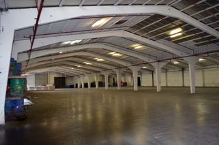 Magazijn/opslagruimte te huur met een oppervlakte van 6.800m2. Commerciële ligging met vlotte verbinding naar op- en afrit van Waregem. Het gebouw...