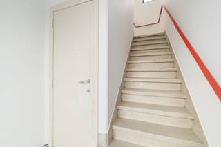 <p><strong>Modern appartement in het centrum van Zaventem, vlak bij openbaar vervoer, station en invalswegen.</strong><br /><br />Dit vernieuwde appartement combineert een praktische indeling met een centrale ligging in Zaventem. De aparte ingang biedt extra comfort en privacy. Dankzij de nieuwe ketel en het ontbreken van gemeenschappelijke kosten geniet je van zorgeloos wonen. De private berging op het gelijkvloers beschikt over alle nutsvoorzieningen en biedt plaats voor fietsen, opslag en een wasmachine. Een garage onder het appartement kan afzonderlijk worden aangekocht.<br /><br /><u><strong>Belangrijkste ruimtes:</strong></u><br />• Lichtrijke woonkamer (24 m²) met aangename leefruimte<br />• Functionele keuken (9 m²) met praktische indeling<br />• Badkamer (6 m²) met aansluitend apart toilet<br />• Twee slaapkamers van 12 m² en 7 m²<br />• Berging (6 m²) ideaal voor stockage of fietsen<br />• Terras (4 m²) voor een gezellig buitenmoment<br /><br /><u><strong>Troeven:</strong></u><br />• Vernieuwd appartement zonder algemene kosten<br />• Aparte ingang en private berging voor fietsen<br />• Mogelijkheid tot aankoop van garage onder het appartement<br /><br />Meer informatie of een bezoek met Joery Van De Gucht? Contacteer ons via +3223351115<br />JOUW DROOMAPPARTEMENT. ZO GEVONDEN!</p>