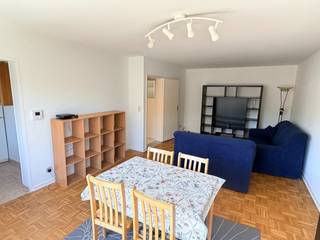 Dit uitermate verzorgd appartement op de Naamsesteenweg te Heverlee combineert comfort, een praktische indeling en een uitstekende ligging. Dankzij de vlotte bereikbaarheid van Leuven, openbaar vervoer, winkels en belangrijke invalswegen geniet u hier van een ideale woonomgeving.<br />Het appartement omvat een lichtrijke woonkamer, een praktische keuken, een badkamer en twee volwaardige slaapkamers. Het terras sluit aan bij één van de slaapkamers en vormt een aangename extra buitenruimte om in alle rust te ontspannen.<br />Daarnaast beschikt het appartement over een private garagebox (met parkeermogelijkheid voor de garagepoort), wat een belangrijke meerwaarde biedt op deze locatie.<br />Met een gunstig EPC-label B en een conforme elektriciteitskeuring voldoet het appartement bovendien aan de huidige normen inzake energiezuinigheid en veiligheid.<br />Een interessant aanbod voor wie op zoek is naar een instapklaar appartement op een centrale ligging in Heverlee, al dan niet als investering.