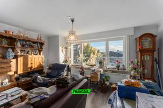 Dit aangename appartement bevindt zich in een kleinschalige residentie op een uiterst rustige en toch vlot bereikbare locatie in Blankenberge op de eerste verdieping. <br /><br />Bij het binnenkomen wordt u verwelkomd in een ruime inkomhal met apart gastentoilet. Vervolgens leidt de hal naar de lichtrijke leefruimte, waar grote raampartijen zorgen voor een aangename natuurlijke lichtinval. Aansluitend vindt u de praktische keuken, perfect geschikt voor dagelijks gebruik.<br /><br />De badkamer is uitgerust met een ligbad en biedt voldoende ruimte. Verder beschikt het appartement over twee ruime en volwaardige slaapkamers, ideaal als hoofdslaapkamer en logeerkamer of bureauruimte.<br /><br />Een bijkomend pluspunt: het appartement beschikt over een conforme elektrische keuring.<br /><br />Het appartement is momenteel verhuurd, wat het ook een interessante investeringsopportuniteit maakt voor wie op zoek is naar een stabiel en zorgeloos rendement.<br /><br />Daarnaast is er de mogelijkheid om een garagebox in dezelfde residentie aan te kopen voor een meerprijs van €35.000.<br /><br />Kortom, een instapklaar en verzorgd appartement op een aangename, rustige ligging in Blankenberge. Ideaal als vaste woonst, tweede verblijf of investering.<br /><br />