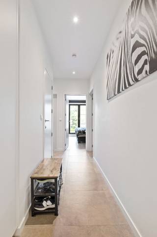 Centraal wonen is fijn. Maar nog fijner als je eenmaal thuis nauwelijks merkt dat je zo centraal woont.<br /><br />Dit recente appartement ligt in het hart van Mariaburg, maar bevindt zich aan de rustige achterzijde van het gebouw. Binnen geniet je van veel licht en een aangename indeling, buiten van een ruim terras van ca. 13 m² met zicht op groen. Een fijne plek voor een koffie in de ochtend of om na een drukke dag nog even buiten te zitten.<br /><br />Het appartement werd opgeleverd in 2021 en beschikt over twee slaapkamers en een badkamer. Dankzij de vloerverwarming, zonnepanelen en een EPC-score van slechts 64 kWh/m² woon je hier bovendien bijzonder energiezuinig en comfortabel.<br /><br />Ook praktisch zit het goed. Een ondergrondse autostaanplaats met aansluitende private berging is inbegrepen in de verkoopprijs. Wie graag over een tweede parkeerplaats beschikt, kan optioneel nog een bovengrondse staanplaats aankopen.<br /><br />En dan is er natuurlijk Mariaburg zelf. Winkels en dagelijkse voorzieningen liggen op wandelafstand, net als het openbaar vervoer met zowel bus als trein. Tegelijk sta je zo in het groen voor een wandeling in de omliggende bossen en parken. Ook Antwerpen en de belangrijkste invalswegen zijn vlot bereikbaar.<br /><br />Door de combinatie van twee slaapkamers, een recente bouw, lage energiekosten en een centrale ligging is dit een appartement dat zowel voor eigen bewoning als investering interessant kan zijn.<br /><br />Recent, energiezuinig en alles dichtbij. Maar zodra je thuis bent, vooral heerlijk rustig.<br /><br />Kom gerust eens kijken.