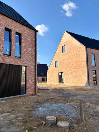 <strong>Welkom in Hoeilaart Bemdekensveld!</strong><br /><br />In Hoeilaart bouwt Matexi 7 ruime nieuwbouwwoningen. Samen vormen ze een kleinschalige buurt die ideaal gelegen is, vlakbij het centrum van Hoeilaart op slechts enkele minuten van Brussel.<br /><br />Dé grote troef van Bemdekensveld is de strategische locatie. Je bevindt je hier vlakbij het <strong>centrum van Hoeilaart</strong> en <strong>je bereikt snel de snelweg</strong>. Het Zoniënwoud ligt op maar 5 minuutjes fietsen, het station op 10 minuten.<br /><br />Ook de omgeving maakt dit kleinschalige project ontzettend aantrekkelijk voor gezinnen.<br /><br />De woningen zelf zijn ruim, <strong>comfortabel en energiezuinig</strong>. Dankzij <strong>zonnepanelen en warmtepomp</strong> wordt je energiefactuur tot een minimum herleid. Het hedendaagse ontwerp gaat hand in hand met een kwalitatieve afwerking.<br /><br />Lot 4 is een <strong>halfopen bebouwing met 3 slaapkamers</strong> met een <strong>grondoppervlakte </strong>van <strong>366 m²</strong>. De <strong>inpandige garage</strong> en de aanleg van het terras zitten mee inbegrepen in de prijs, de <strong>zolder is optioneel af te werken</strong>.<br /><br />Heb je interesse? Neem dan snel contact met ons op.