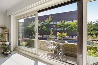 <p>Zoek je de ruimte van een woning, maar het gemak van een appartement? Dan verdient dit verrassend ruime appartement op de eerste verdieping in het centrum van Zedelgem jouw aandacht. Met een bruikbare vloeroppervlakte van maar liefst 136 m² geniet je hier van een uitzonderlijk gevoel van ruimte. De royale leefruimte van circa 52 m² biedt plaats aan een volwaardig salon, een ruime eetplaats en eventueel een bureau- of leeshoek. Dankzij de ramen en buitenruimtes aan beide zijden valt er doorheen de dag mooi natuurlijk licht binnen.</p><p>De afzonderlijke keuken van circa 12 m² sluit aan op een praktische binnenberging. Verder zijn er een ruime inkomhal met vestiaire, twee volwaardige slaapkamers van circa 20 m² en 12 m², een badkamer met ligbad en afzonderlijke douche en een apart toilet. De balkons en het terras zorgen voor aangename extra buitenruimte.</p><p>Ook parkeren en opbergen vormen hier geen vraagstuk: een ruime privatieve kelderberging én een garagebox op het gelijkvloers zijn inbegrepen in de verkoopprijs. Met EPC-label B, een condenserende gasketel uit 2020, conforme elektriciteit en een asbestveilig attest beschikt het appartement bovendien over mooie technische troeven.</p><p>Is dit de ruimte die je in de meeste appartementen mist? Kom dan zelf ontdekken hoeveel wooncomfort 136 m² te bieden heeft.</p><p>Interesse? </p>