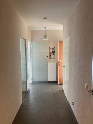 <p>Instapklaar appartement met garage &amp; privé berging ingedeeld als volgt; <br />Inkomhal, living met keuken, terras, berging, badkamer, toilet, slaapkamer 1 &amp; 2 met toegang tot terras, bureau. <br />Op -1 is er toegang tot een privé berging en garage. <br />Geen lift. <br /><br />Huurprijs: €890 + €60 syndic = €950/maand</p>