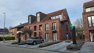 Prachtig appartement van 133m² nabij het centrum van Maasmechelen.Via de lift komt men rechtstreeks in het appartement dat bestaat uit een privatieve...