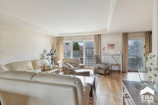 [[ DIT PAND NEEMT DEEL AAN DE ERA OPEN HUIZEN DAG OP 13/6 VAN 14:30 TOT 15:30 ]]<br />Dit prachtig en uitzonderlijk ruim duplexappartement is centraal gelegen in Lommel, op wandelafstand van winkels, scholen, horeca en openbaar vervoer. U geniet hier van een vlotte bereikbaarheid én de nabijheid van natuur, zoals de Lommelse Sahara. Het appartement is lichtrijk, instapklaar en afgewerkt met kwalitatieve materialen. Dankzij de doordachte indeling en grote raampartijen ervaart u een open, ruimtelijk gevoel en optimaal wooncomfort, midden in het stadscentrum.<br /><br /><strong>Troeven:</strong>
<ul><li>Zeer ruim</li><li>Instapklaar, kwalitatieve afwerking en uitstekend onderhouden</li><li>Veel natuurlijk lichtinval</li><li>3 slaapkamers</li><li>2 praktische bergingen</li><li>Luxueuze badkamer met whirlpoolbad en whirlpooldouche</li><li>Goederenlift</li><li>Ruim terras</li><li>2 private garageboxen aanpalend aan de achterzijde van het gebouw</li><li>Centrale topligging</li><li>Vliegenramen</li><li>Inbouwkasten voorzien doorheen heel appartement</li><li>Gordijnen, screen en zonneluifel</li><li>EPC- label B</li><li>Zolder (kan afgewerkt worden)</li><li>Asbestveilig</li></ul>
<strong>Indeling:</strong>

<ul><li>Gelijkvloers: Inkomhal, keuken, leefruimte, wasplaats, koele berging, apart toilet, terras<br />	Verdieping: 3 slaapkamers, badkamer, apart toilet, berging en toegang zolder</li></ul>
De kwalitatieve materialen en verzorgde afwerking zorgen voor een tijdloos en stijlvol geheel waar u zich onmiddellijk thuis voelt. Bent u op zoek naar een ruim, lichtrijk en kwalitatief afgewerkt duplexappartement met een leuke buitenruimte? Dan is dit pand in de Koningsstraat 7A absoluut een bezoek waard. Contacteer ons vandaag nog en ontdek zelf de ruimte, het comfort en de ideale ligging van dit unieke appartement.