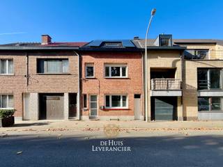 Op een toplocatie, recht tegenover het prachtige park De Schorre, verkoopt de Huisleverancier deze verrassend ruime rijwoning met vier grote slaapkamers, twee badkamers en een gezellige tuin (middag tot avondzon). <br />Een ideale thuis voor grote of samengestelde gezinnen die houden van ruimte, comfort en groen om zich heen.<br /><br />De leefruimte biedt meer dan genoeg plek voor een grote eettafel en een knusse zithoek waar het hele gezin samen kan genieten. De keuken sluit hier mooi op aan en kijkt uit op de binnenplaats, een extra troef van deze woning.<br /><br />Die binnenplaats is bovendien een veelzijdige ruimte die je volledig naar eigen smaak kan inrichten: een charmante binnentuin, een speelplek voor de kinderen of, zoals de huidige eigenaars het doen, een handige fietsenstalling. Dankzij de zij-ingang hoef je trouwens niet door het huis om er te komen, ideaal dus voor gezinnen met fietsen, kinderwagens of huisdieren.<br /><br />De woning telt vier ruime slaapkamers, allemaal groot genoeg om als volwaardige kamers te gebruiken, perfect voor gezinnen met meerdere kinderen of voor wie graag een aparte werk- of hobbyruimte heeft. Daarnaast zijn er twee volledig uitgeruste badkamers, wat ’s ochtends ongetwijfeld voor minder stress in het huishouden zorgt.<br /><br />Ook op technisch vlak zit het goed: de elektriciteit is conform en de achtergevel werd recent volledig vernieuwd met crepi, wat de woning niet alleen een frisse uitstraling geeft, maar ook energie-efficiënt maakt. Verder zijn de daken in 2025 vernieuwd en zijn er zonnepanelen gelegd met thuisbatterij. <br /><br />Buiten geniet je van een gezellige tuin, waar je heerlijk tot rust komt terwijl je geniet van de zon vanaf de middag tot de avond.<br /><br />De ligging is bovendien bijzonder gunstig: rustig, maar toch vlak bij scholen, winkels, openbaar vervoer en de invalswegen richting Antwerpen en Brussel.<br /><br />Kortom, dit is een perfecte gezinswoning die ruimte, comfort en een unieke ligging combineert.<br /><br />Een plek waar kinderen vrij kunnen opgroeien, waar je ’s ochtends de vogels hoort in het park en ’s avonds gezellig kan samenkomen in de tuin.<br /><br />Ben je op zoek naar een ruime gezinswoning in Boom, met een groene omgeving en een warme uitstraling ? Dan is dit beslist een bezoek waard !<br /><br />EPC :  141 kWh/m2 (Label B)<br />Stedenbouwkundige inlichtingen in aanvraag<br />Waterinfo : P-Score = A, G-Score = A<br /><br />Dit is niet wat je zoekt ? Al gehoord van AANKOOPBEGELEIDING ?   Wij zoeken, bezoeken en onderhandelen mee met jou voor eigendommen die worden aangeboden door particulieren, andere makelaars of eigendommen die zelfs (nog) niet te koop staan?<br />Vraag meer informatie over aankoopbegeleiding via welkom@dehuisleverancier.be of 0489/069.000<br /><br />de Huisleverancier : Persoonlijk, voor iedereen Service, Kwaliteit en Vertrouwen !<br />
