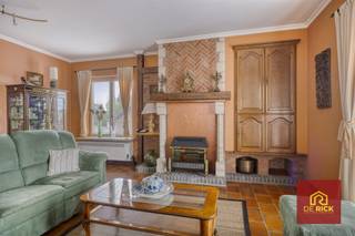<p><strong>Instapklare gezinswoning met ruimte en prachtig uitzicht in Lennik</strong></p><p>Welkom in deze ruime en goed onderhouden woning, centraal gelegen in het landelijke Lennik. Met een bewoonbare oppervlakte van 424 m² op een perceel van 1.147 m² biedt deze eigendom alle comfort voor een gezinsleven in een rustige, groene omgeving.</p><p>U wordt verwelkomd in een lichtrijke en open leefruimte, ideaal voor gezellige momenten met familie of vrienden. Aansluitend bevindt zich een karaktervolle eetkamer en een volledig uitgeruste, functionele keuken.</p><p>De woning beschikt over twee ruime slaapkamers, met uitbreidingsmogelijkheden volgens uw noden. De badkamer is netjes afgewerkt en voorzien van een ligbad, dubbele wastafel en voldoende opbergruimte.</p><p>Verder zijn er twee garages met ruime oprit, wat zorgt voor voldoende parkeergelegenheid en extra opslag. De zuidoostgerichte tuin biedt rust en een prachtig vergezicht over de omliggende velden.</p><p>Gelegen nabij voorzieningen en invalswegen, vormt deze woning een ideale opportuniteit voor wie op zoek is naar kwaliteit in het Pajottenland.</p><p>Zeer gunstig EPC-label B.</p><p><strong>De vermelde prijs is een richtprijs. Na ontvangst van de biedingen zal de verkoper beslissen of hij/zij de eigendom verkoopt aan het beste bod. De richtprijs is aldus niet bindend voor de verkoper.</strong><br /><strong>Voor meer info kunt u ons contacteren op 053/70.23.67 of info@derick.be </strong></p>