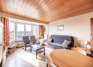 Op een rustige ligging, vlakbij zee, vlakbij de duinen en op wandelafstand van het centrum van Koksijde Bad treffen we dit mooi, zonnig appartement met 2 slaapkamers in de residentie Wellington. <br /><br />Dit appartement werd als volgt ingedeeld: inkomhal met vestiaire| afzonderlijk toilet | badkamer voorzien van bad met douchegarnituur en lavabo in meubel | lichtrijke leefruimte | open, volledig uitgeruste keuken | twee ruime slaapkamers. <br /><br />Verder bezit dit appartement een privatieve kelder en er is een vlot toegankelijke, gemeenschappelijke fietsenberging in het gebouw. <br /><br />Op zoek naar een zonnig appartement vlakbij zee? Contacteer ons vandaag nog voor een afspraak ter plaatse! 