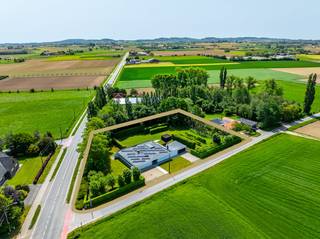 Discover this exclusive, ready-to-move-in villa a stone's throw from the center and the Poperinge ring road. Originally designed in the 1970s...