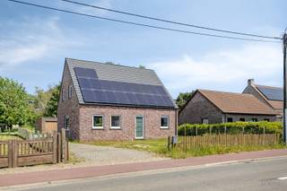 <strong>Energiezuinige woning met 4 slaapkamers op perceel van 14a 53ca te koop in Westerlo</strong><br /><br />Gelegen in een rustige en groene omgeving biedt deze woning de ideale combinatie van landelijk wonen en een uitstekende bereikbaarheid. Winkels, scholen, openbaar vervoer en andere dagelijkse voorzieningen bevinden zich op korte afstand, terwijl de op- en afrit van de E313 vlot bereikbaar is. Dankzij de centrale ligging tussen Westerlo, Herentals en Geel geniet je bovendien van een uitstekende verbinding naar de omliggende gemeenten.<br /><br />Via de voordeur betreedt je de ruime inkomhal (5,15m²), voorzien van een apart gastentoilet (1,90m²). De lichtrijke woonkamer (32,57m²) geniet dankzij de vele raampartijen van veel natuurlijke lichtinval. Daarnaast zijn er voldoende stopcontacten voorzien en is de ruimte voorbereid voor een geluidssysteem te plaatsen. De open keuken (12,55m²) sluit mooi aan op de leefruimte en is uitgerust met een elektrische kookplaat, spoelbak, oven en koelkast. Aansluitend bevindt zich een ruime was- en bergruimte (8,90m²), voorzien van aansluitingen voor wasmachine en droogkast en met een praktische buitendeur. Op het gelijkvloers vinden we ook een eerste ruime slaapkamer (11,55m²) met aansluitend een privatieve badkamer (2,83m²), uitgerust met een enkele lavabo en een douche.<br /><br />De eerste verdieping omvat nog drie slaapkamers (9,86m², 11,34m² en 13,12m²). De grootste slaapkamer beschikt bovendien over een eigen dressing (7,26m²). De badkamer (7,13m²) is voorzien van een ligbad, een enkele lavabo en de nodige aansluitingen voor het plaatsen van een douche. Als laatste is er een apart toilet (1,80m²)<br /><br />De zolderruimte (m²) biedt extra bergruimte en is ideaal voor het stockeren van spullen.<br />Buiten geniet je van een ruime tuin waar kinderen naar kunnen spelen en waar je in alle rust van het zonnetje kunt genieten. Voor de auto is er een garage (20,66m²) voorzien.<br /><br />Deze energiezuinige woning werd gebouwd in 2015 en is technisch volledig afgewerkt. Met een berekende energiescore van slechts -16 kWh/m² per jaar behaalt de woning een uitzonderlijk EPC-label A+. Dit betekent dat de woning meer energie produceert dan ze verbruikt en bijgevolg als een passiefwoning kan worden beschouwd. Bovendien is de elektrische installatie conform het AREI en zijn er 20 zonnepanelen met een totaalvermogen van 6,5 kWp aanwezig.<br /><br />De woning wordt verwarmd via een warmtepomp met vloerverwarming op het gelijkvloers.<br /><br />Een extra troef is dat de woning technisch volledig in orde is, terwijl de afwerking en inrichting nog volledig naar eigen smaak kunnen worden uitgevoerd. Hierdoor biedt deze woning de ideale kans om volledig naar je persoonlijke wensen af te werken.<br /><br />Spreekt deze leuk woning jullie aan? Contacteer ons via info@bosmanvastgoed.be voor meer info of een bezoek ter plaatse. Wij helpen jullie graag verder!