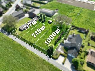 Uitzonderlijk bouwgrond (717m²) in de Elzerijstraat te Moorslede. Een zeldzame locatie waar ruimte, licht en stilte samenkomen met open uitzichten voor én achter. Op slechts 10 minuten van Roeselare en op wandelafstand van het centrum van Moorslede (1,2 km) combineert deze ligging het beste van twee werelden: de sereniteit van het landelijke leven en het comfort van een vlotte bereikbaarheid.<br /><br />Hier creëren we tijdloze architectuur op maat, afgestemd op jouw levensstijl en ritme. Het ontwerp is uniek, elk detail doordacht met aandacht voor licht, zichtlijnen en pure woonbeleving. Dit is wonen met karakter. Dit is thuiskomen in ruimte, rust en verfijning. Ontdek wat wonen op maat betekent op deze uitzonderlijke locatie. Wij begeleiden je van eerste idee tot een woning die echt van jou is. <br /><br /><strong>Kostprijsindicatie woning op maat</strong><br />Richtprijs vanaf 2.000 euro per vierkante meter, inclusief architect en exclusief btw.