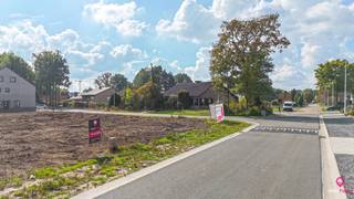 Deze ruime en rustig gelegen bouwgrond gelegen op de hoek van de Weg naar de Grauwe steen en de Sint-Antoniusstraat heeft een oppervlakte van 5a 2ca, en heeft als hoofdbestemming residentieel gebruik. <br />Het is hier mogelijk om een open bebouwing met een carport in de zijtuin op te bouwen. <br /><br /><br />Het perceel is zeer rustig en centraal gelegen tussen Heusden, Houthalen en Beringen. Te voet bent u meteen op het Mijnterril van Zolder, of geniet u van de bosrijke omgeving met zijn vele fiets- en wandelroutes.<br /><br /><br />De bouwlijn ligt op minimum 6 m achter de rooilijn.<br /><br /><br />Bouwdiepte: <br />- Op het gelijkvloers maximaal 12 m langs “Weg naar de Grauwe Steen”<br />- Op het gelijkvloers maximaal 15 m langs “Sint-Antoniusstraat”<br />- Op de verdieping maximaal 12 m<br /><br /><br />Bouwhoogte: maximaal 2 bouwlagen onder de kroonlijst: <br />- Kroonlijsthoogte maximaal 6,5m tussen vloerpeil en kroonlijst <br />- Dakvorm: vrij te kiezen <br /><br /><br />Vloerpeil gelijkvloers: maximum 60cm boven wegpeil.<br /><br /><br />Pluspunten:<br />- Ruim bouwen mogelijk<br />- Centrale en rustige ligging nabij het mijnterril!<br />- Nieuwe verkaveling<br />- Carport mogelijk<br />- Dichtbij E313 – E314<br /><br /><br />Voor een bezichtiging ter plaatse of meer info, bel ons op 078/78.78.70, of kom gewoon binnen op ons kantoor. Steeds welkom!