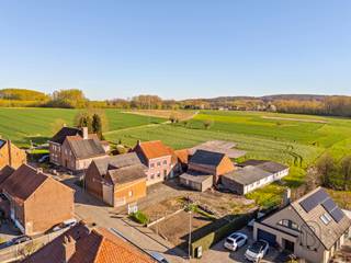 Charmant gelegen te renoveren hoeve met een uniek prachtig open zicht, op een perceel van maar liefst 3.205 m², waar rust, ruimte en...