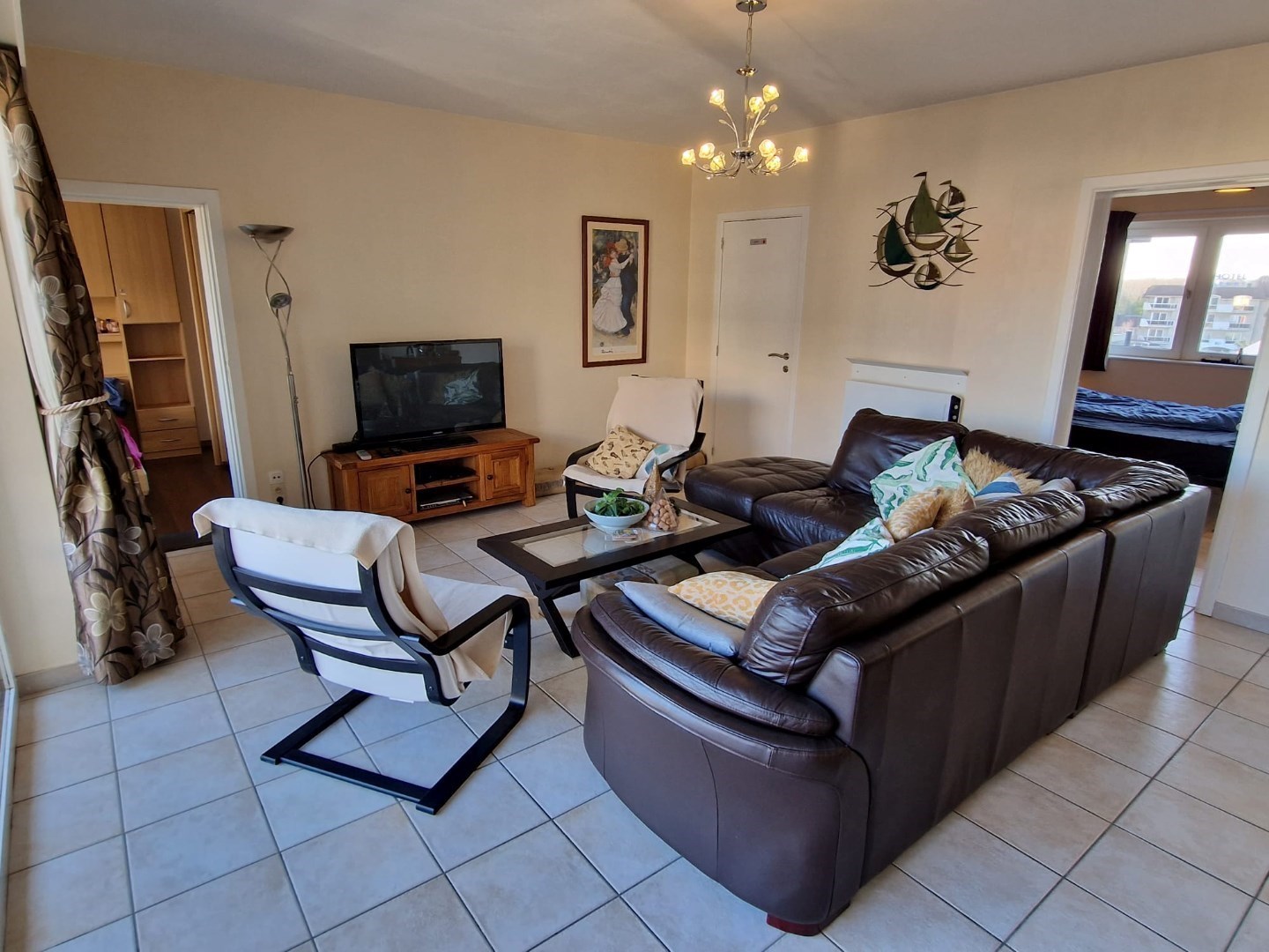 RUIM APPARTEMENT (105m2) MET 2 SLAAPKAMERS + 1 SLAAPHOEK MET ZEEZICHT GELEGEN OP DE PRACHTIGE LEOPOLD I ESPLANADE TE DE PANNE - foto 5